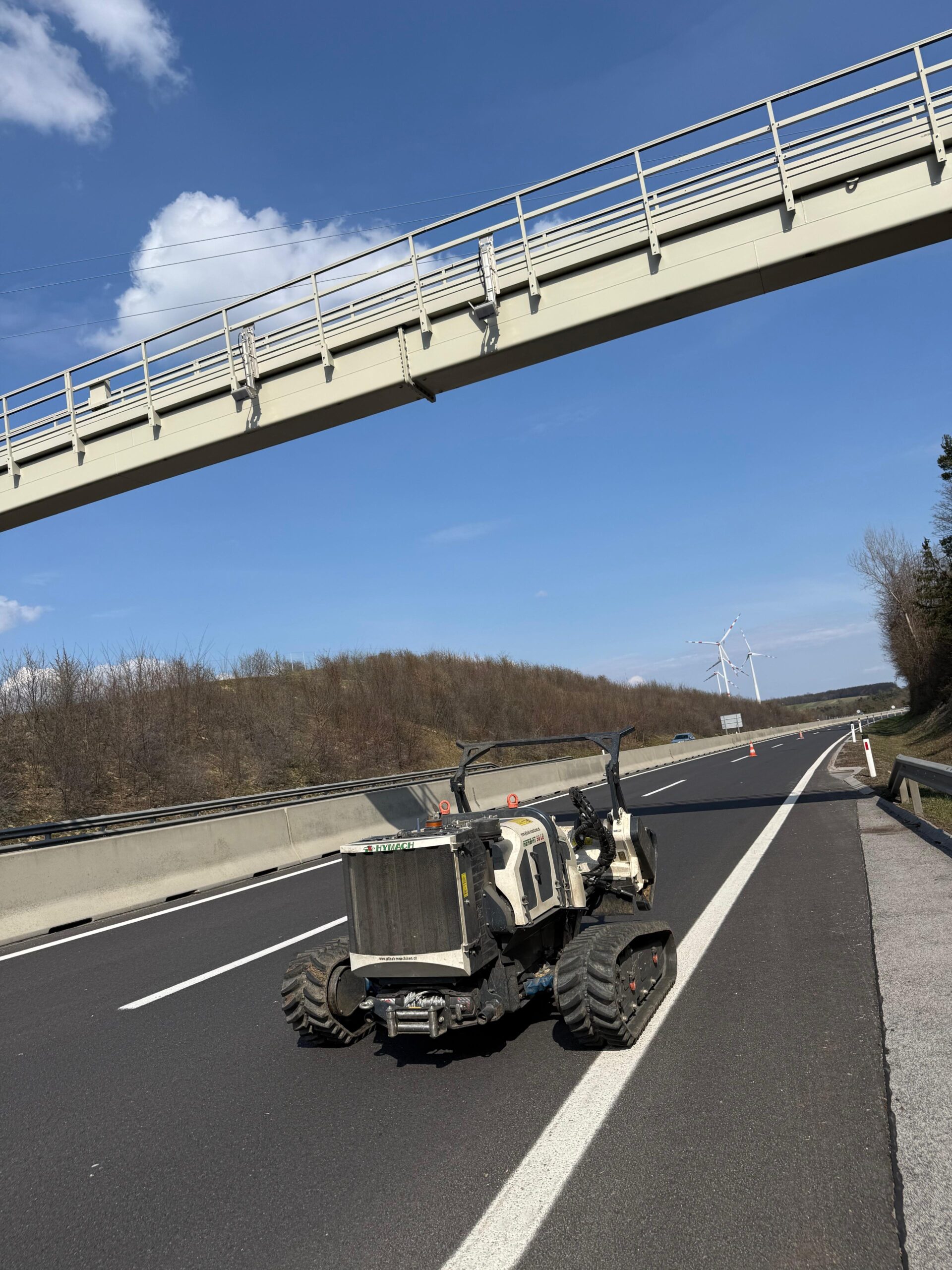 Mähraupe mit Forstmulcher für Böschungsmulchen entlang von Schnellstraßen und Verkehrsflächen in Österreich.